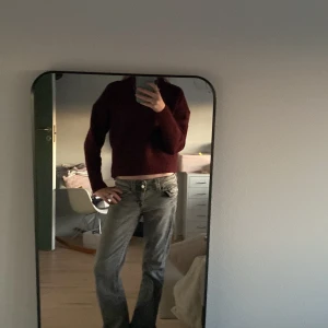 Grå jeansbyxor - Snygga grå jeansbyxor med en klassisk design. De har en låg midja och en bootcut-stil som ger en avslappnad look. Perfekta för en casual outfit.