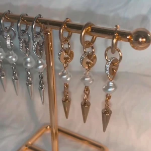 Örhängen  - Fina örhängen väldigt liknande 087 fast i silver. Köp för 129kr/st Eller  229kr/paret. Modell 109 Smyckes ställningen finns även att köpa för 299kr!