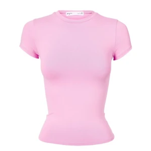 Rosa T-shirt  - Säljer en rosa t shirt från Gina tricot. Perfekt för sommaren eller skolan! Älskar hur den formas på kroppen samt att den är i storlek xs och passar s/m! Pris kan diskuteras!❤️❤️FRÅGA FÖR BILD MED DETALJER OM ÖNSKAN! 