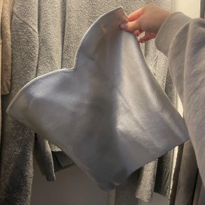 Silverfärgad tubtopp från Zara - Topp från Zara. Aldrig använd, lapp kvar. Storlek S. 