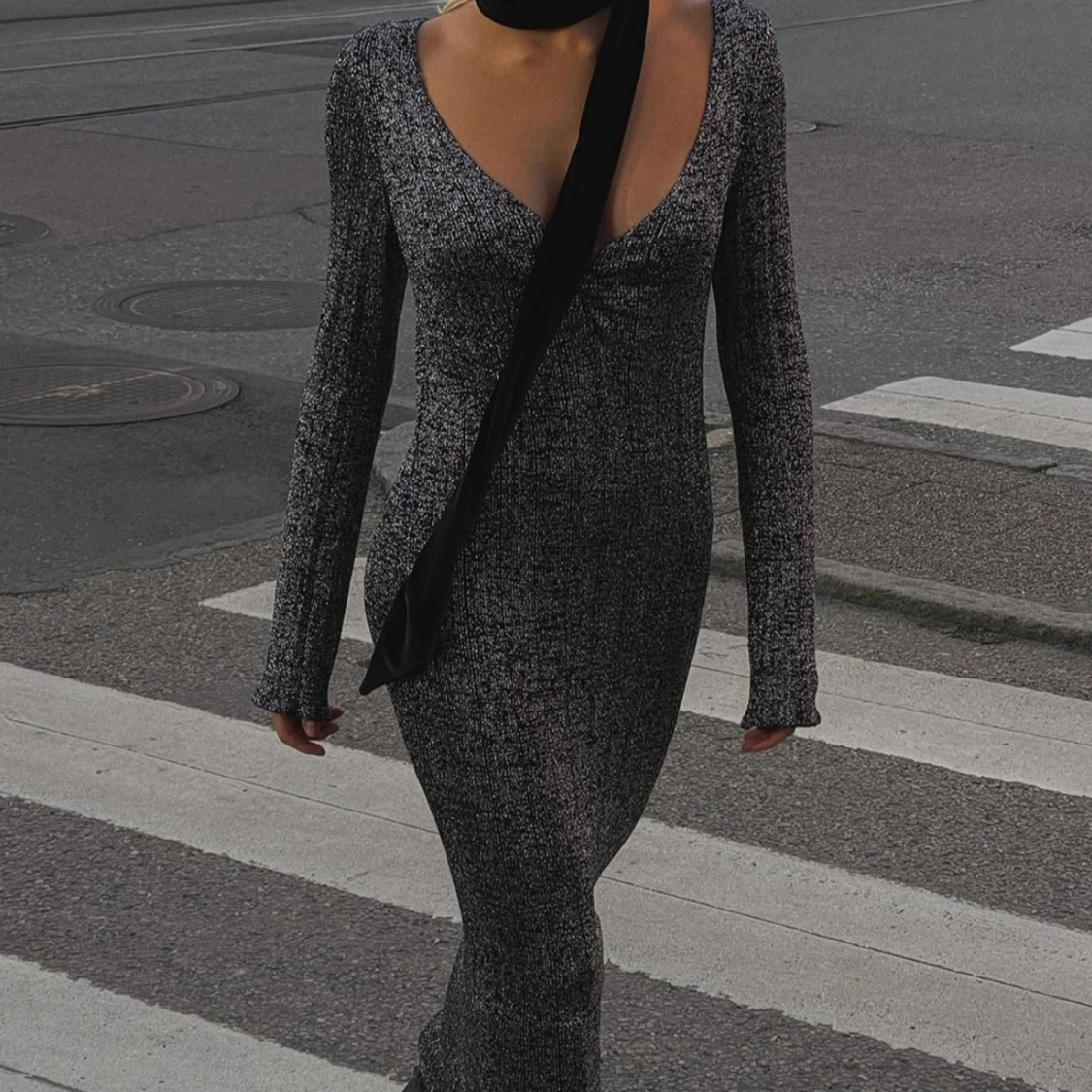 Glittrig långklänning från NA-KD - 1