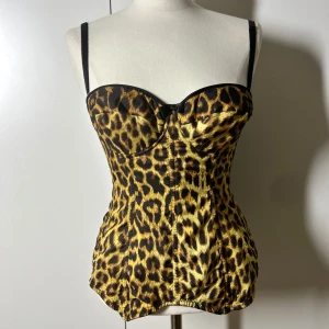 Korsettop korsett topp leopard  - Superfin leopard korsettop från Camilla thulin. Väldigt fint och dyrt märke därav priset. Säljer även en likadan fast i en kortare modell.  Köp sker via köp nu. Jag postar inom 24h. Kvar tills markerad såld 