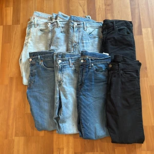 Levi’s Jeans - Tjena säljer nu 8 st Levi’s Jeans, skick 6/10 till 9/10 (finns fläckar på några av dem). Modellerna är 501, 511 och 512. Storlekarna skiftar men ligger runt W30 och L32Priset är 100 kr per Jeans (800kr för alla) men går att diskuteras vid köp av flera.