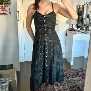 Prickig klänning - Prickig söt vintage klänning med korsrygg och knappar i fram