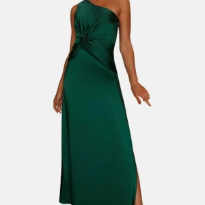Grön oneshoulder långklänning - Elegant grön långklänning i satin med oneshoulder-design och en stilfull slits. Perfekt för en glamorös kväll, till exempel en skolbal