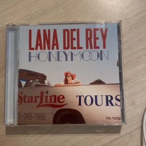 Honeymoon CD av Lana Del Rey - CD-skiva av Lana Del Rey med albumet 'Honeymoon'. 