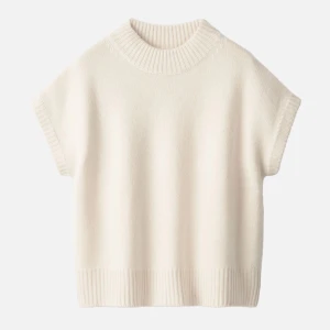 Soft goat tröja - Intressekoll på denna jättefina kashmirtröja i nyskick. Använd 3 ggr. Nypris 3495kr. Krämvit. Modellen finns inte att köpa längre. Skulle säga att den passar S-L. Passar mig som är 165! 