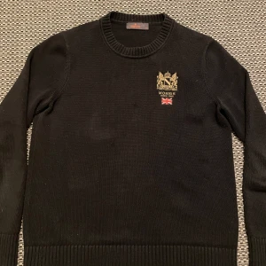 Stickad Morris tröja - Säljer denna svarta stickade Morris tröjan i storlek M. Inga defekter eller liknande, riktigt bra skick. Pris kan diskuteras 