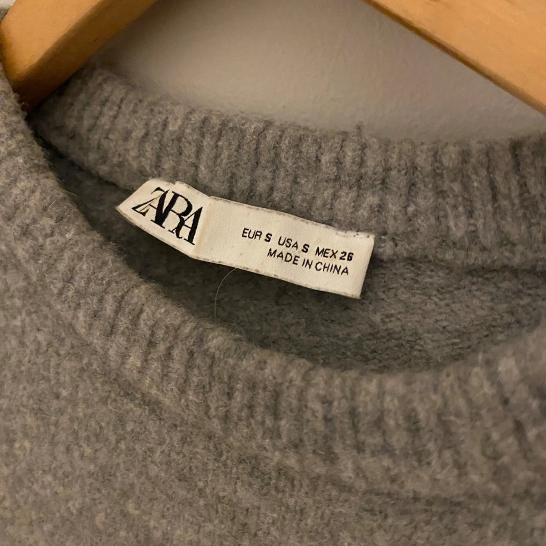 Grå kortärmad tröja från Zara - 2