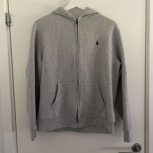 Polo hoodie  - Säljer nu den här riktigt snygga polo hoodien, då den ej kommer till användning. Endast andvänd hemma!. Killen på bilden är 180 cm, men den passar även kortare. den är riktigt skön och gjort av ett skönt material. Inga defekter, och ser o rörd ut!!!.