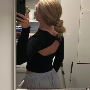 Svart långärmad topp med öppen rygg - Långärmad topp med öppen rygg från missäy sååå fin och passar perfekt till fest men även sommaren💕💕🩷🩷🩷🥰🥰pris kan diskuteras!!