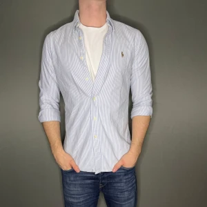 Ralph lauren skjorta - Hej säljer nu min fina Ralph Lauren skjorta i storlek S. Den är i nyskick och kommer vara otroligt snygg nu i vår och framåt sommaren. Nypris cirka 1600kr! Vi kommer att sälja liknande produkter nu närmare våren så glöm inte följa profilen!🌊🍾