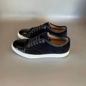 Lanvin skor - Marinblå Lanvin skor i rätt bra skick. Storlek Uk 10 som motsvarar 44 ungefär.