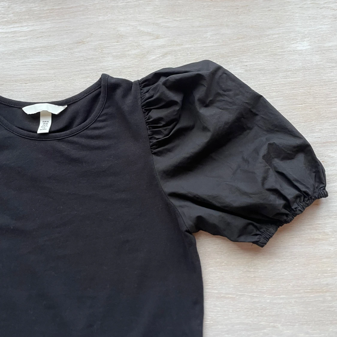 Svart topp med puffärmar från H&M - 3