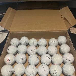 30 st titleist mix a/b Klas  - Bilderna visar en kartong med 30 golfbollar av märket Titleist. 