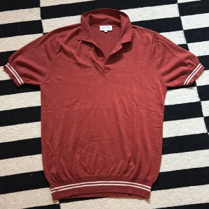 Davida Cashmere Pike - Säljer nu min fina röda 70% silke o 30% cashmere tröja. Tröjan är mer eller mindre helt ny. Använt den 2 gånger. Den kostar 1699kr ny. Jag skulle säga att skicket är 10/10