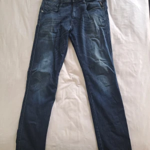 Blå Replay jeans straight fit - Säljer ett par klassiska blå jeans från Replay med snygg tvätt och raka ben. Jeansen har fem fickor, diskret Replay-logga och läderpatch bak i midjan. Perfekta för dig som gillar en tidlös och clean look. Köpta för 1200