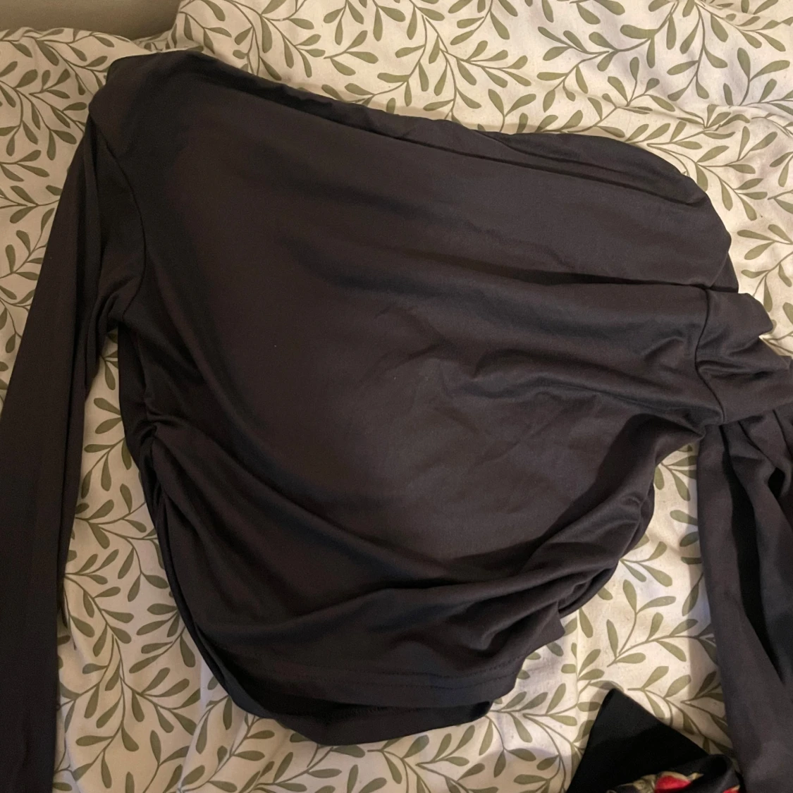 Mörkgrå långärmad topp