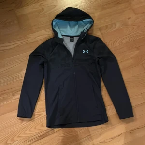 Under Armour Jacka  - Under Armour jacka. Storlek XS. Fint skick, inga skador eller repor. Köptes 7/3. Alltså använd 10-15 gånger max! 