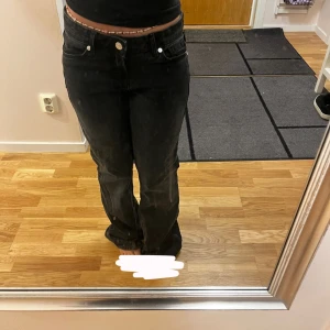 Svarta straight jeans från Bershka - Säljer ett par svarta jeans från Bershka i storlek 34 men skulle passa 36 dock lite lösa nere. Säljer pga lite för lösa och långa. Använd fåtals gånger inga deflect! Nypris 399!! 💕