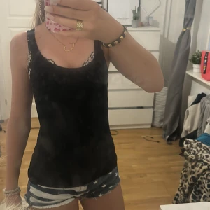 Svart linne från H&M - Säljer detta snygga svarta linnet. Kommer aldrig till användning längre. Linnet har ett pyttelitet hål som knappt syns. Annars är det i väldigt bra skick!💗Kontakta gärna innan köp. OBS, katt i hemmet!