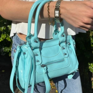 Turkos axelväska med dragkedja - Snygg väska i turkos, aldrig använd 