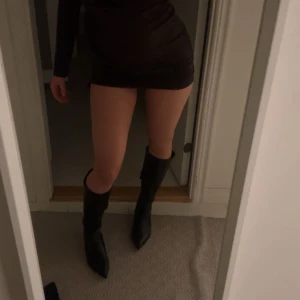 Svarta knähöga boots med spetsig tå - Säljer mina boots med låg klack, kommer inte till användning. Använt de typ 2 gånger max 💛nypris 929kr