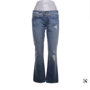 Bootcut true religion jeans - Säljer ett par jättesnygga blå bootcut jeans från True Religion med slitna detaljer och snygga broderade bakfickor. Köpta på Sellpy men var tyväääär förstora, bra skick men kan ha små tecken på användning🩷🩷De är lågmidjade ’’ storlek 27 !! Önskas fler bilder är det bara att skriva🥹 