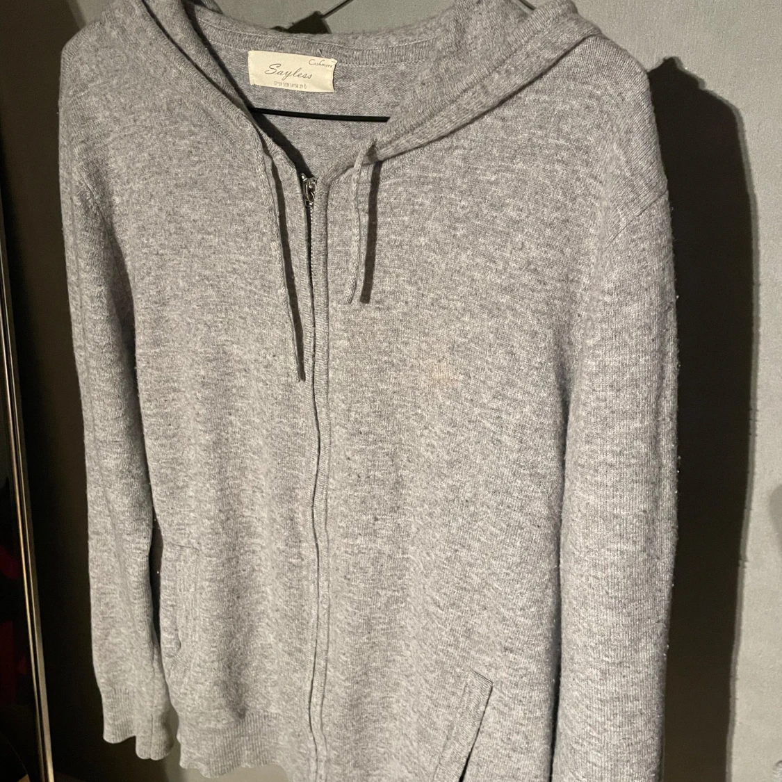 Grå hoodie från Saylus med dragkedja