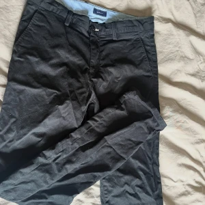 Chinos  - Säljer min lillebrors chinos. Dom är inte använda mycket alls, så i mycket bra skick! Dom är från Gant och är i storlek 170!