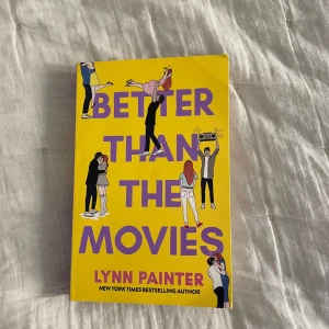 Better Than the Movies - En charmig och rolig romantisk komedi om Liz, som drömmer om filmisk kärlek men upptäcker att verkligheten kan vara ännu bättre. Perfekt för dig som älskar feelgood, high school och oväntad kärlek. Färgstark, lättläst och full av filmreferenser!