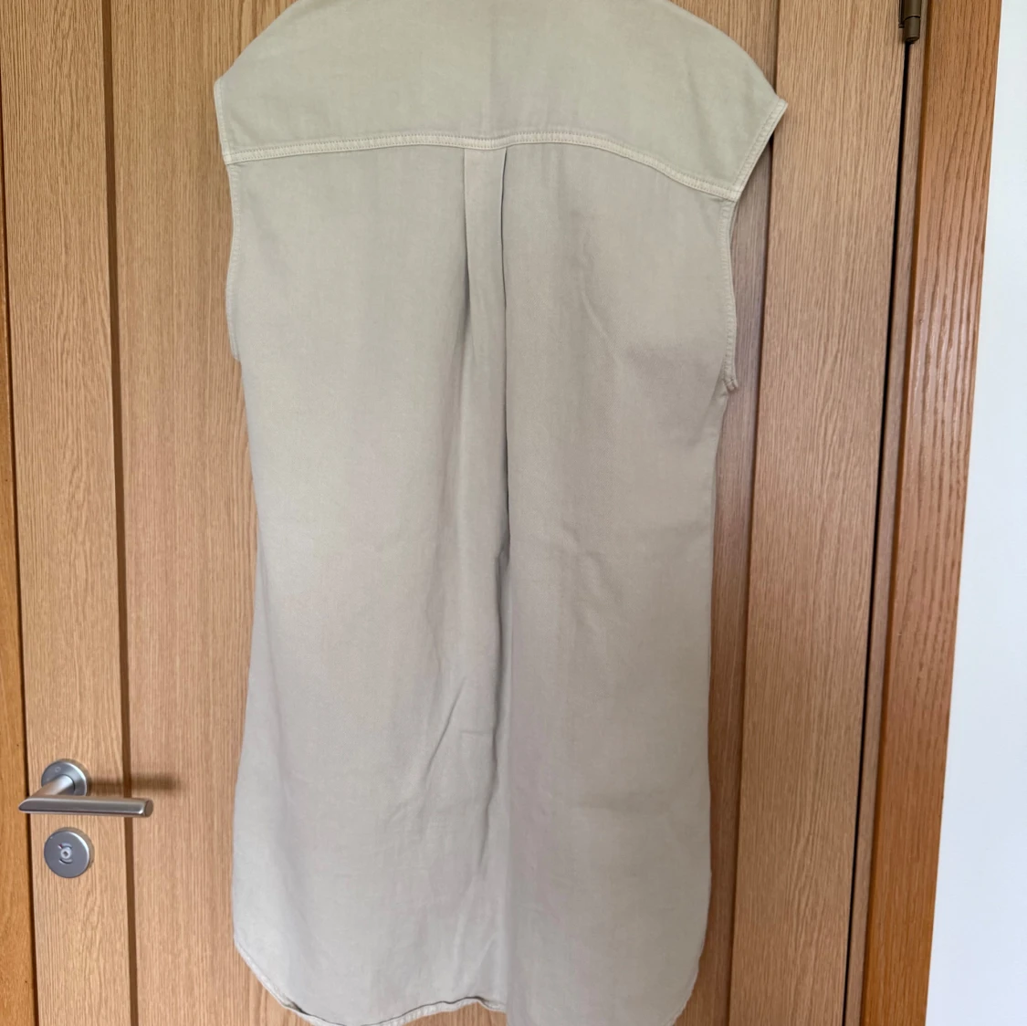 Beige ärmlös skjortklänning Peppercorn - 1