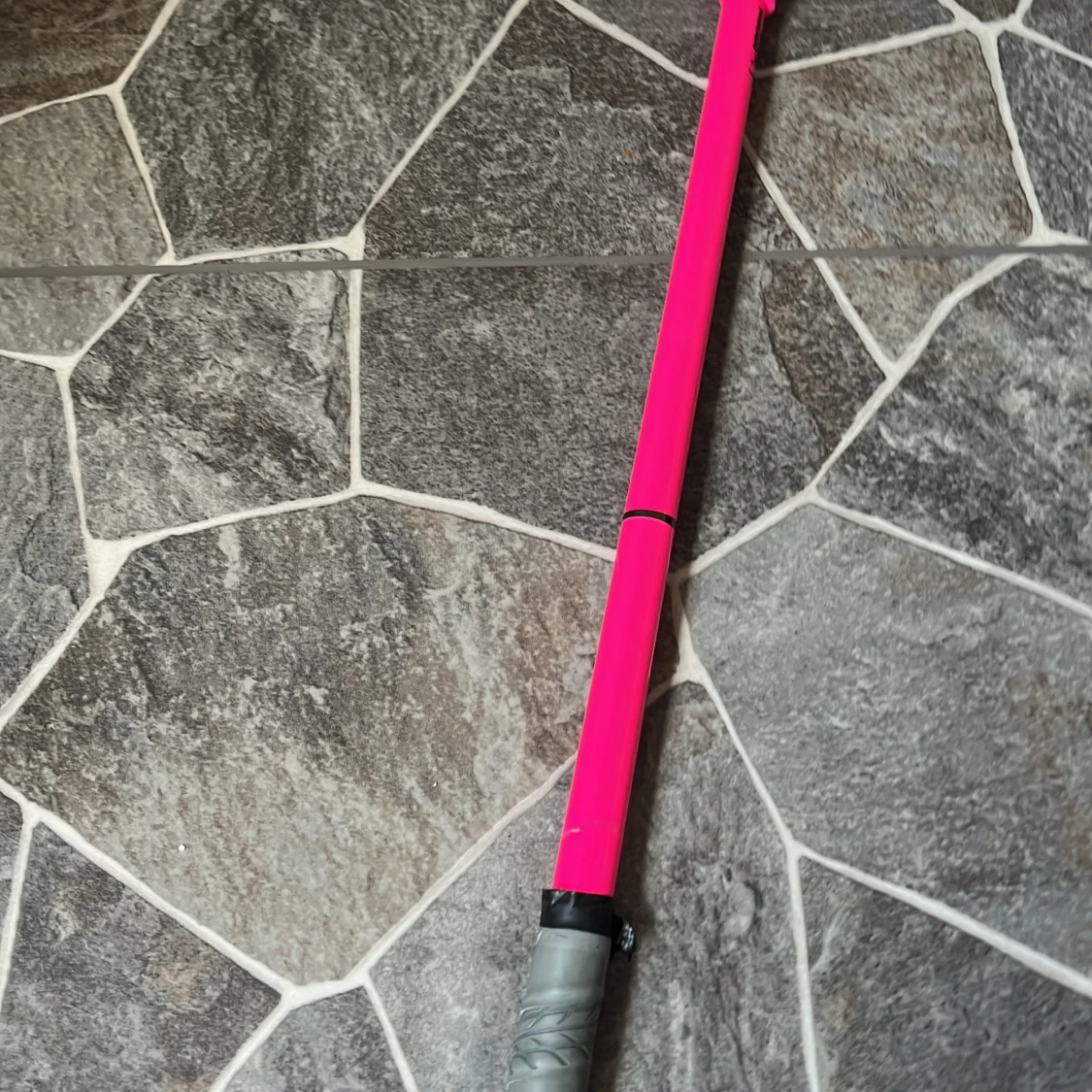 Snygg Salming klubba med Q1 magenta blad och klubbhusets Linda