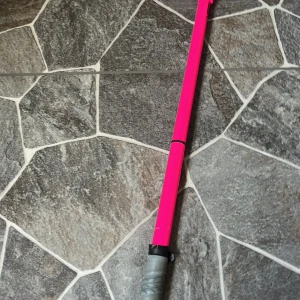 Snygg Salming klubba med Q1 magenta blad och klubbhusets Linda - Bilderna visar en rosa innebandyklubba med grått grepp. Den är perfekt för dig som vill sticka ut på planen och ta ditt spel till nästa nivå. Klubban har ett modernt utseende och passar både nybörjare och erfarna spelare. Perfekt för ungdomar och unga vuxna som gillar sport och aktivitet.