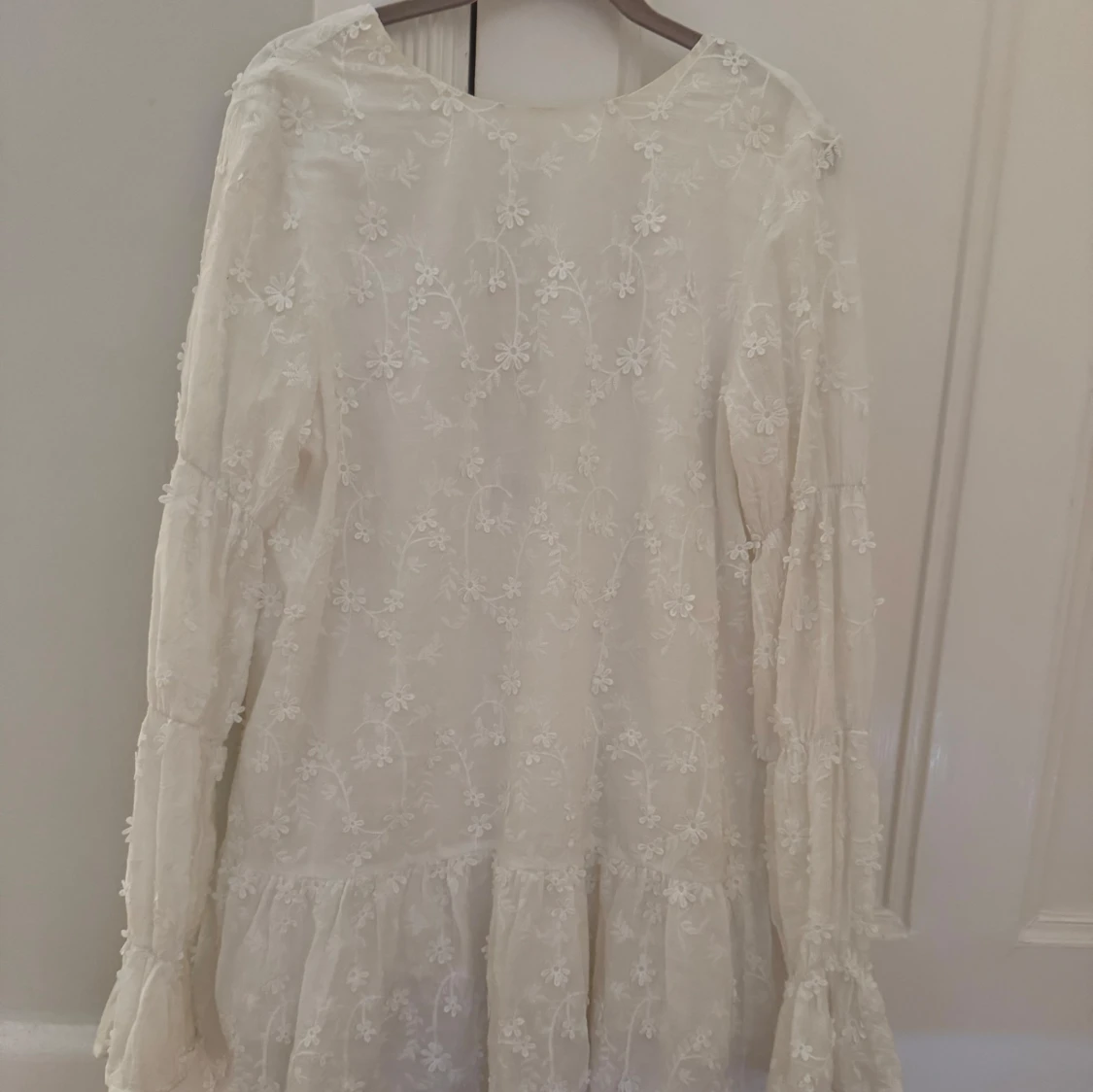 Vit blommig kortklänning med volang - 1