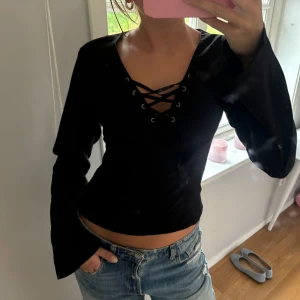 Hm topp - Super söt topp från hm med långa lite vidare ärmar, snörning framtill och en croppad passform. Perfekt inför hösten, strl S. Nyskick