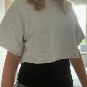 Grå baggy magtröja🩶 - Säljer en stilren grå croppad tröja. Tröjan har halv långa ärmar och en rund halsringning med ribbade detaljer. Perfekt för en avslappnad outfit💕🩷
