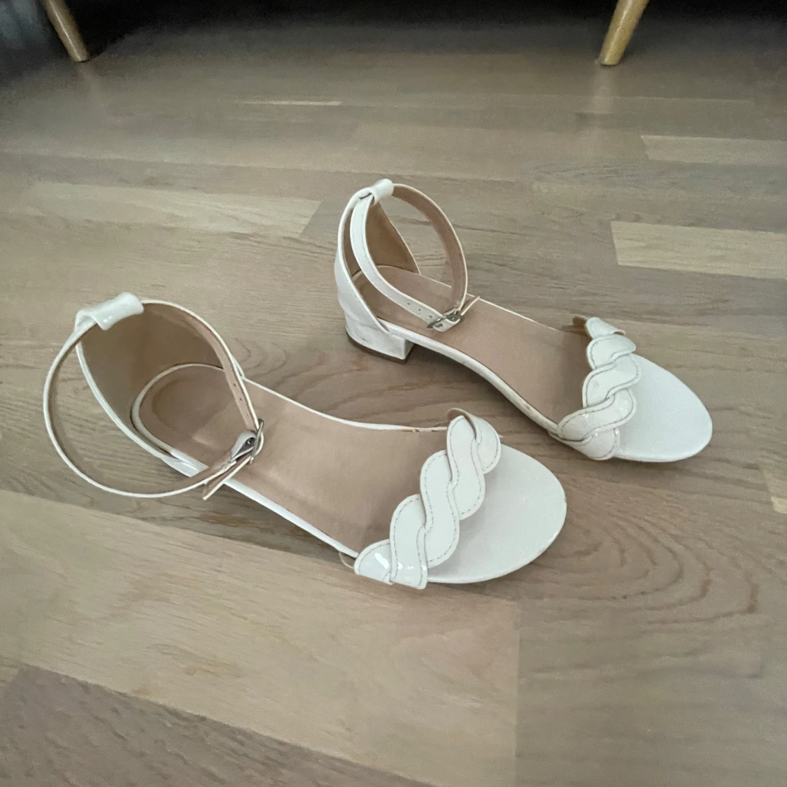 Vita sandaler med vågig rem