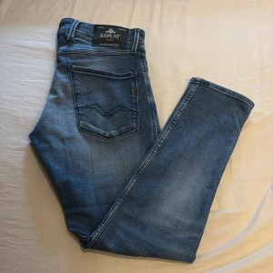 Replay jeans anbass - Säljer ett par feta replay jeans med modellen anbass. Hör av dig om du är intresserad o fråga om fler bilder eller liknande!!!