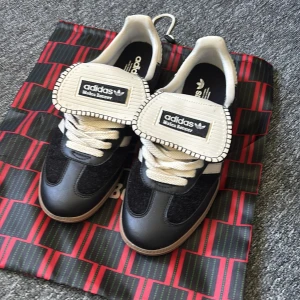 Adidas Wales Bonner Samba sneakers - Skor från adidas x wales bonner. Storlek 44 2/3 sitter mer som en 44 då dem är rätt smala. Använda ett fåtal gånger då dem sitter för smått för mig. Har inte kvar lådan men påsen till följer med. Kom gärna med frågor eller bud.