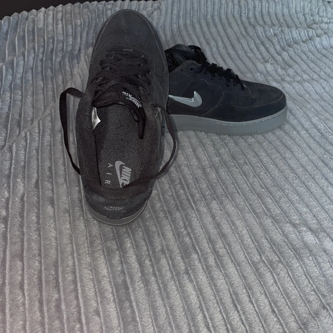 Nike Air Force 1 i svart mocka