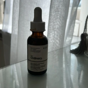 The Ordinary Rose Hip Seed Oil 30ml - The Ordinary 100% Organic Cold-Pressed Rose Hip Seed Oil i brun glasflaska med pipett. Oljan är vegansk och passar alla hudtyper. Perfekt för att ge glow och återfukta huden. Kommer i 30 ml förpackning med vit etikett och lock. 