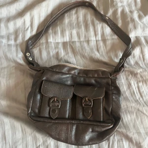 Vintage väska  - Jätte snygg vintage brun läder väska, knappast använd och i bra skick!