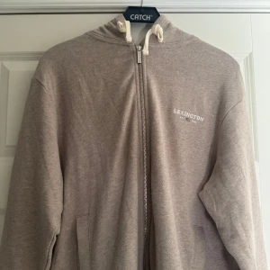Beige Lexington ZIP Hoodie L (Skickas samma dag) - Säljer en Beige Lexington ZIP Hoodie helt oanvänd då den bara inte kommit till användning. Nypris 1400kr. Skickas samma dag!