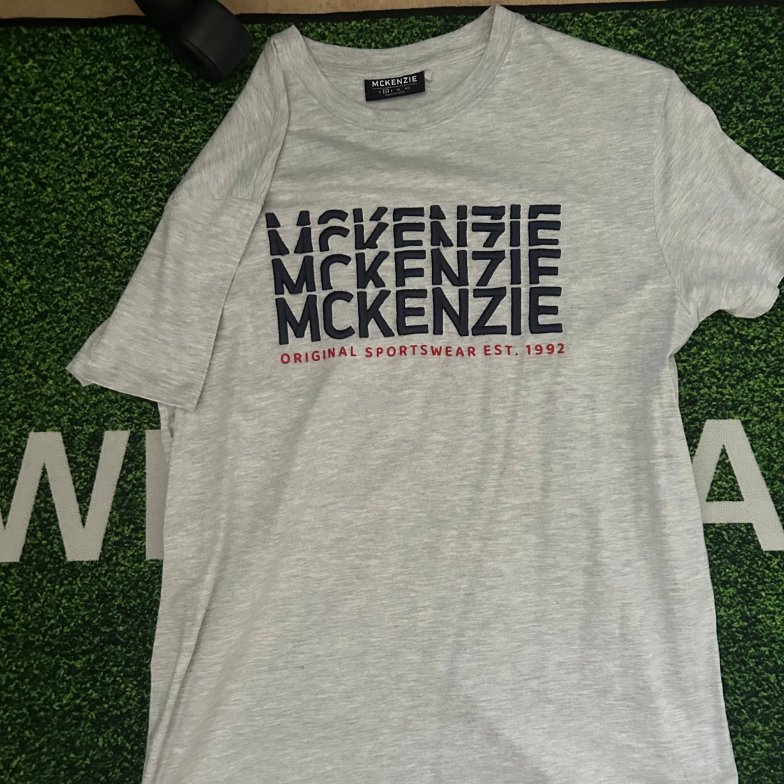 Grå t-shirt från McKenzie med tryck
