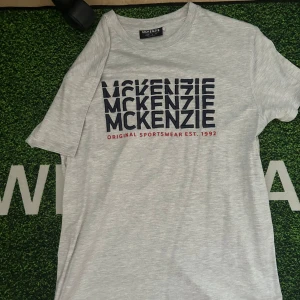 Grå t-shirt från McKenzie med tryck - Helt oanvänd, perfekt skick 