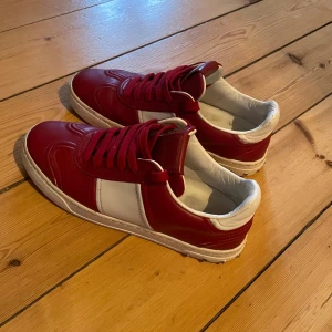 Valentino Flycrews  - Säljer dessa Valentino Flycrews, de är i mycket bra skick. Det är storlek 36 men passar 37 om man byter ut sulan, pga att sulan är ganska tjock. Hör av er vid intresse, pris kan diskuteras👍