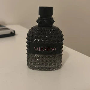 Valetino uomo 100ml (75-80ml kvar) - Jätte god parfym fräsch och aromatisk. Den är 100ml och ungefär 75-80ml är kvar. 
