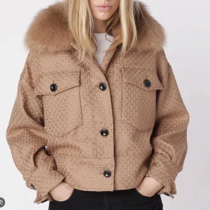 Meotine jacka - Säljer en brun meotine jacka i storlek s/m