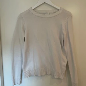 Vit stickad tröja från VILA - En vi stickad tröja från VILA i storlek XS. Tröjan har rund halsringning och är ribbad vid ärmen och halsen. 
